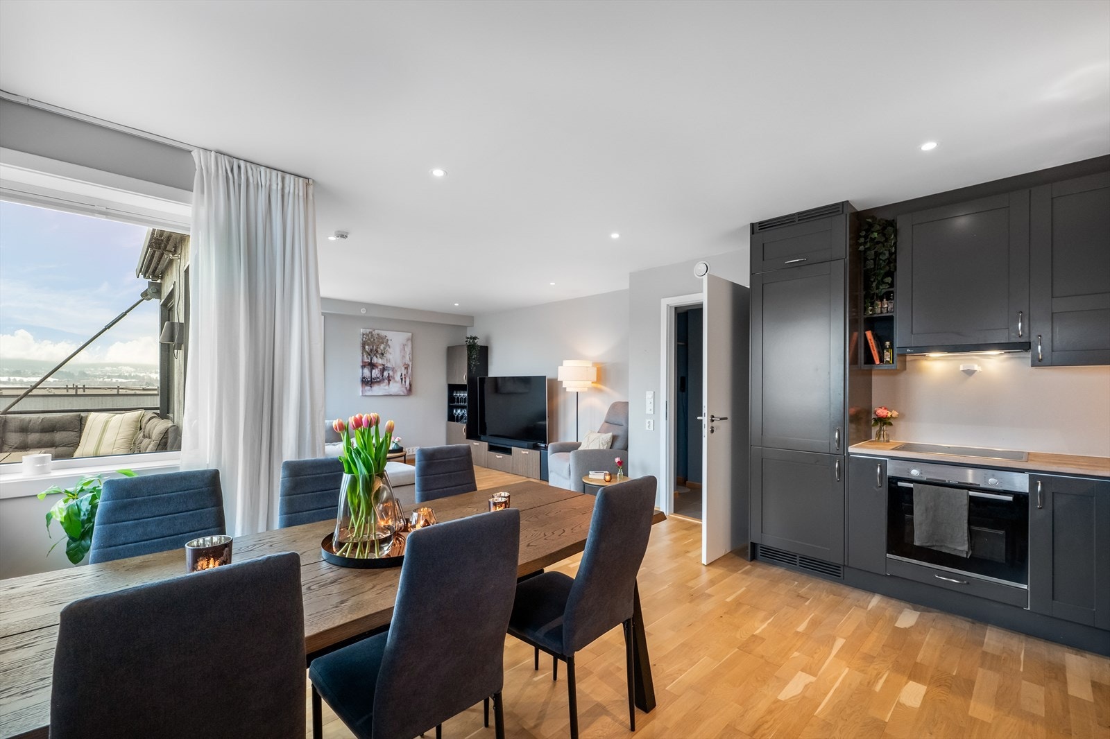 Den åpne løsningen gir en god romfølelse og sosial kontakt mellom kjøkken og stue. Galleribilde