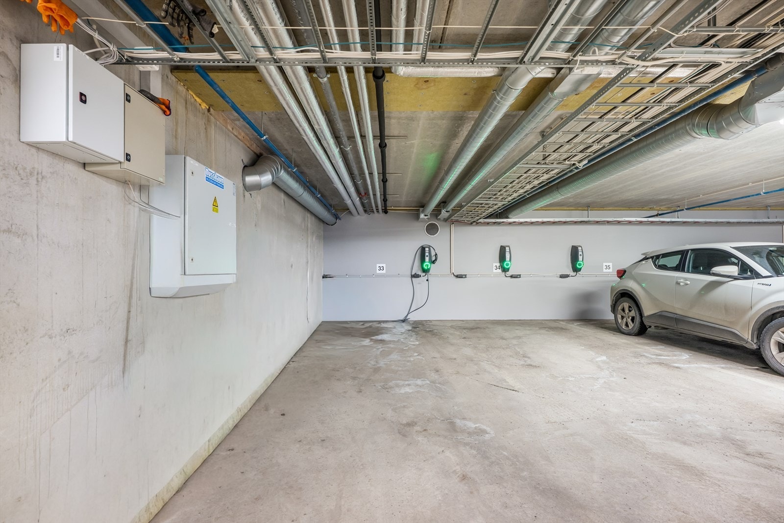 Det medfølger bruksrett til én parkeringsplass i felles garasjekjeller. Herfra er det heis opp til leiligheten. Galleribilde