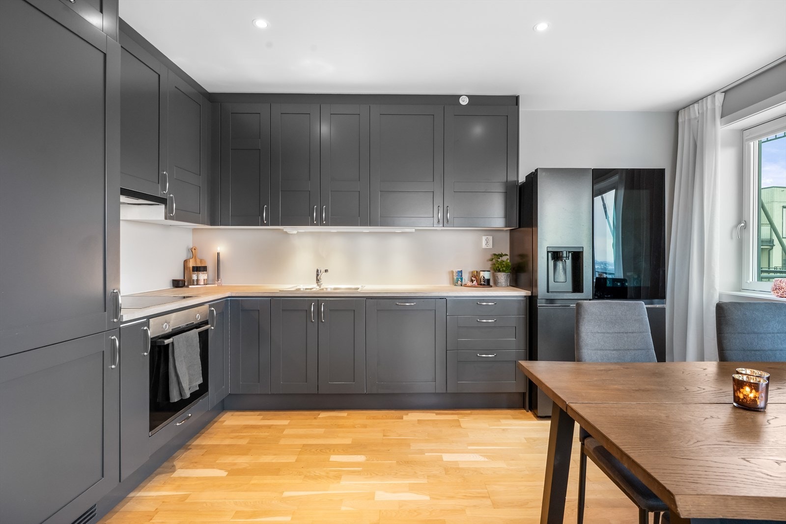 Innredningen har en tidløs utforming med profilerte fronter og en solid benkeplate i heltre. Galleribilde