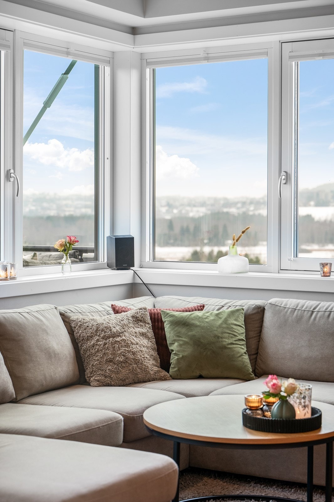 Hjørnevinduene gir en ekstra dimensjon til rommet og utsikten. Galleribilde