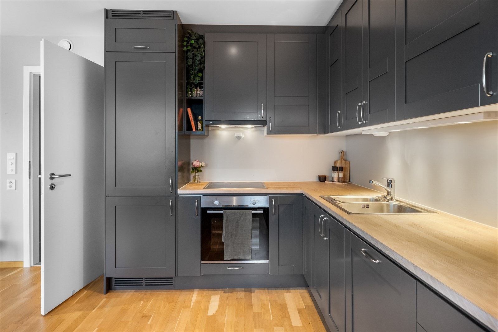 Avtrekk over platetoppen er koblet til boligens balanserte ventilasjonsanlegg. Galleribilde