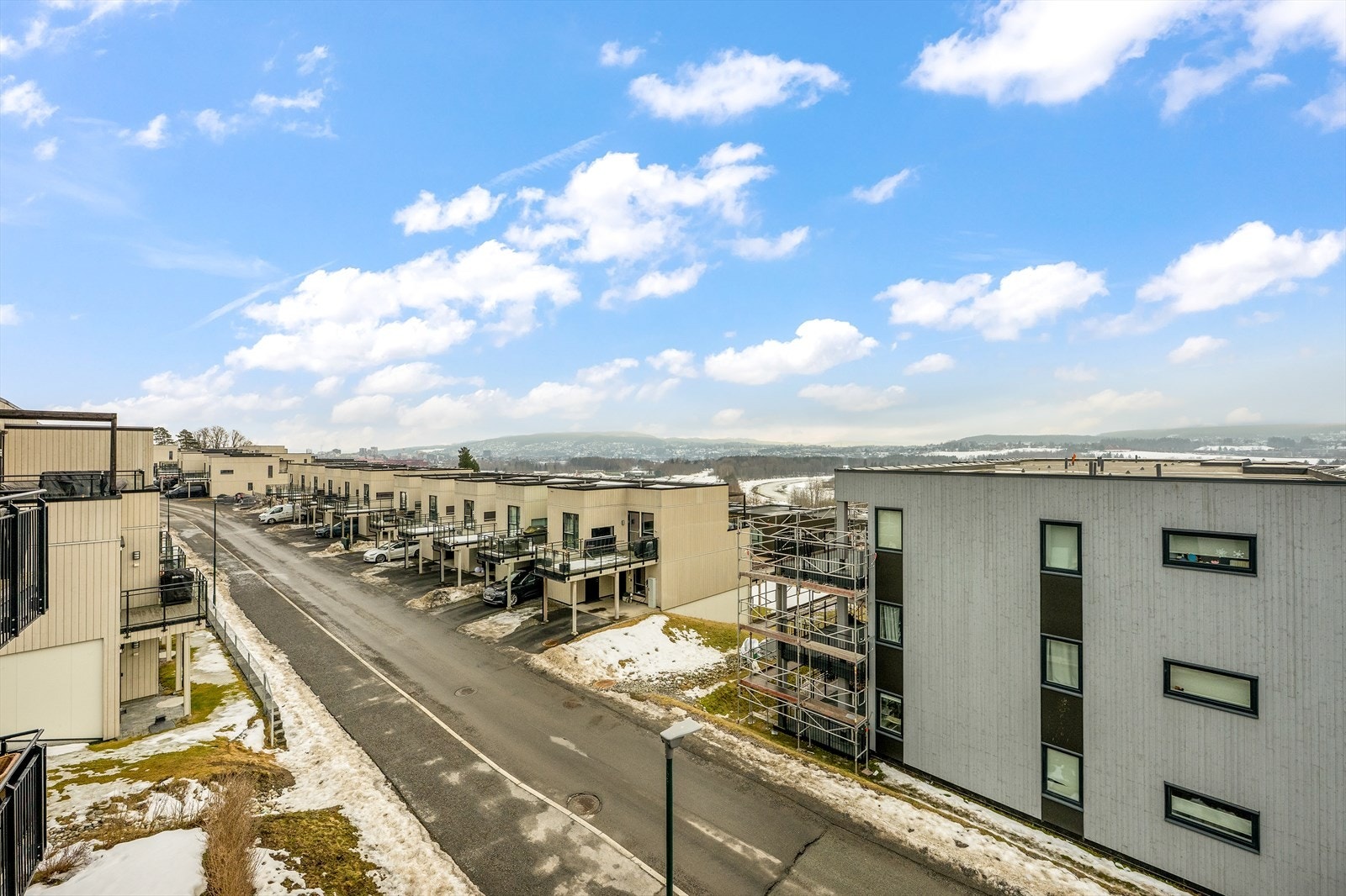 Fra leiligheten er det kort vei til Lillestrøm sentrum, med Lillestrøm Torv kun 7 minutter unna med bil. Galleribilde