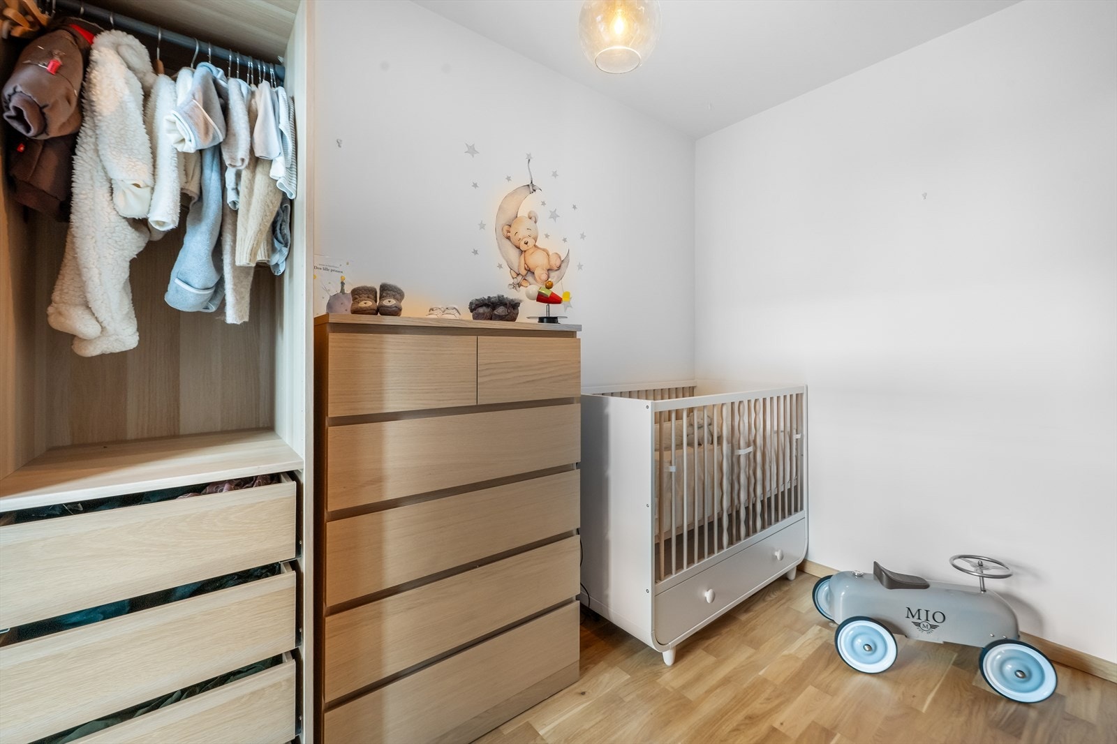 Leiligheten har totalt tre soverom på henholdsvis ca. 12 m², 7,9 m² og 6,3 m². Galleribilde