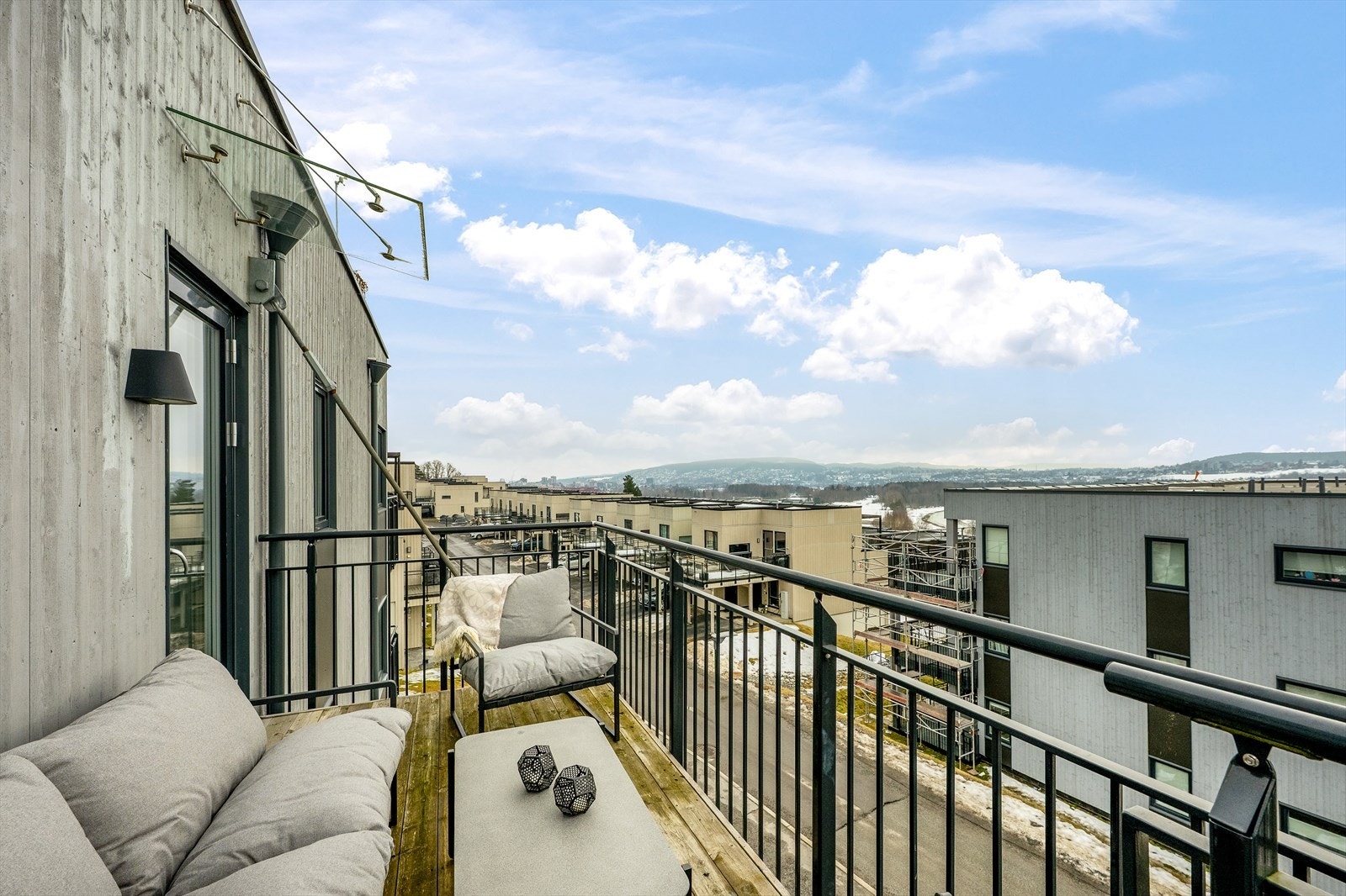 Med to balkonger har leiligheten et samlet uteareal på over 20 m². Her kan man nyte solen og flotte solnedganger. Galleribilde