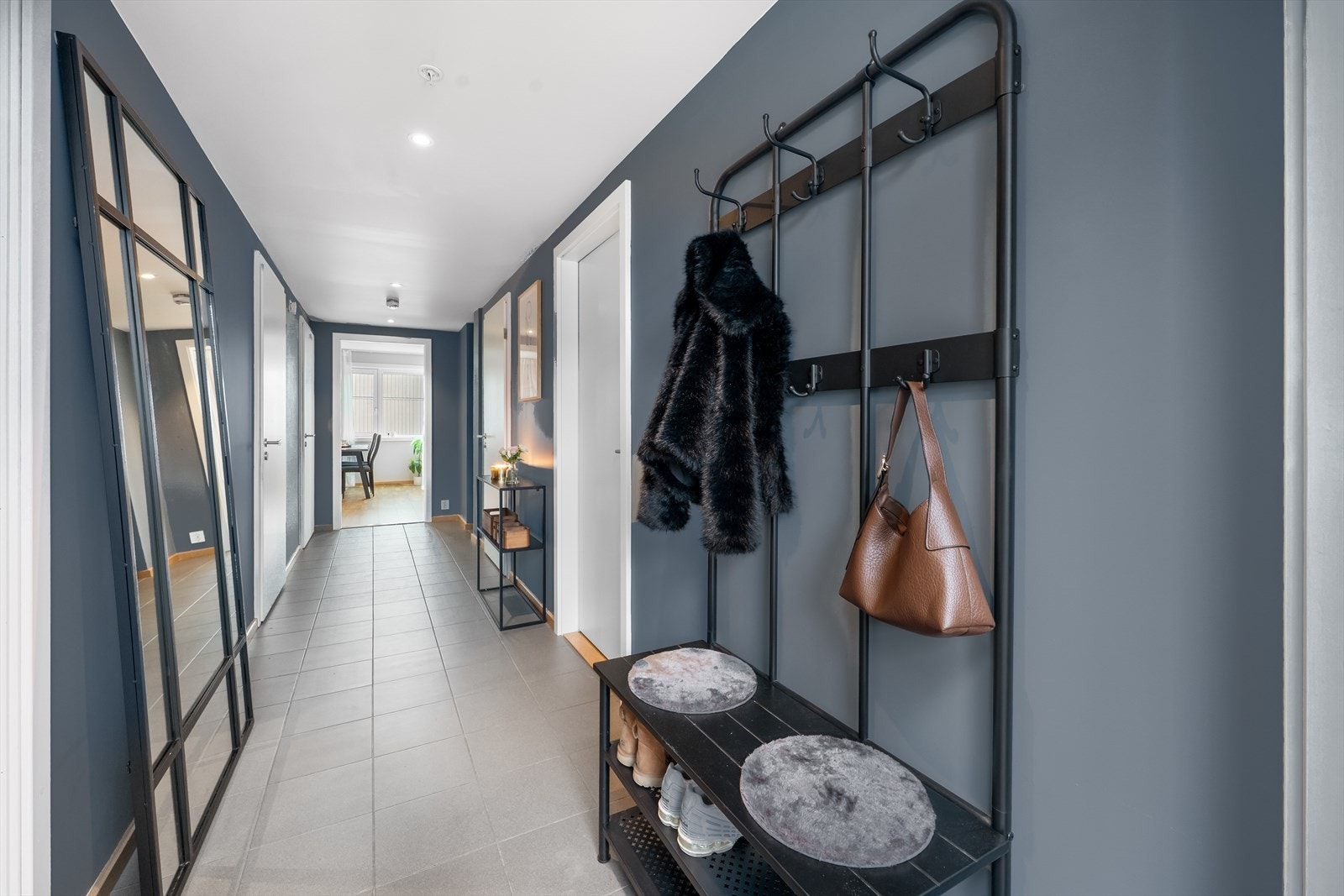 Gangen binder leiligheten sammen og gir adkomst til alle rom, inkludert en intern bod. Galleribilde