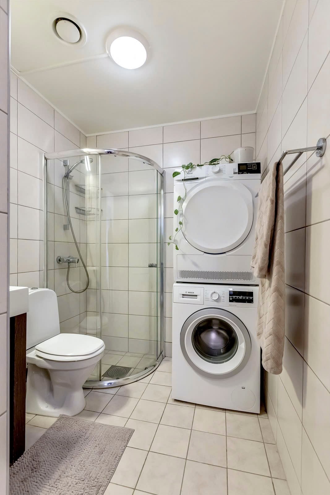 Pent flislagt baderom av god størrelse. Galleribilde