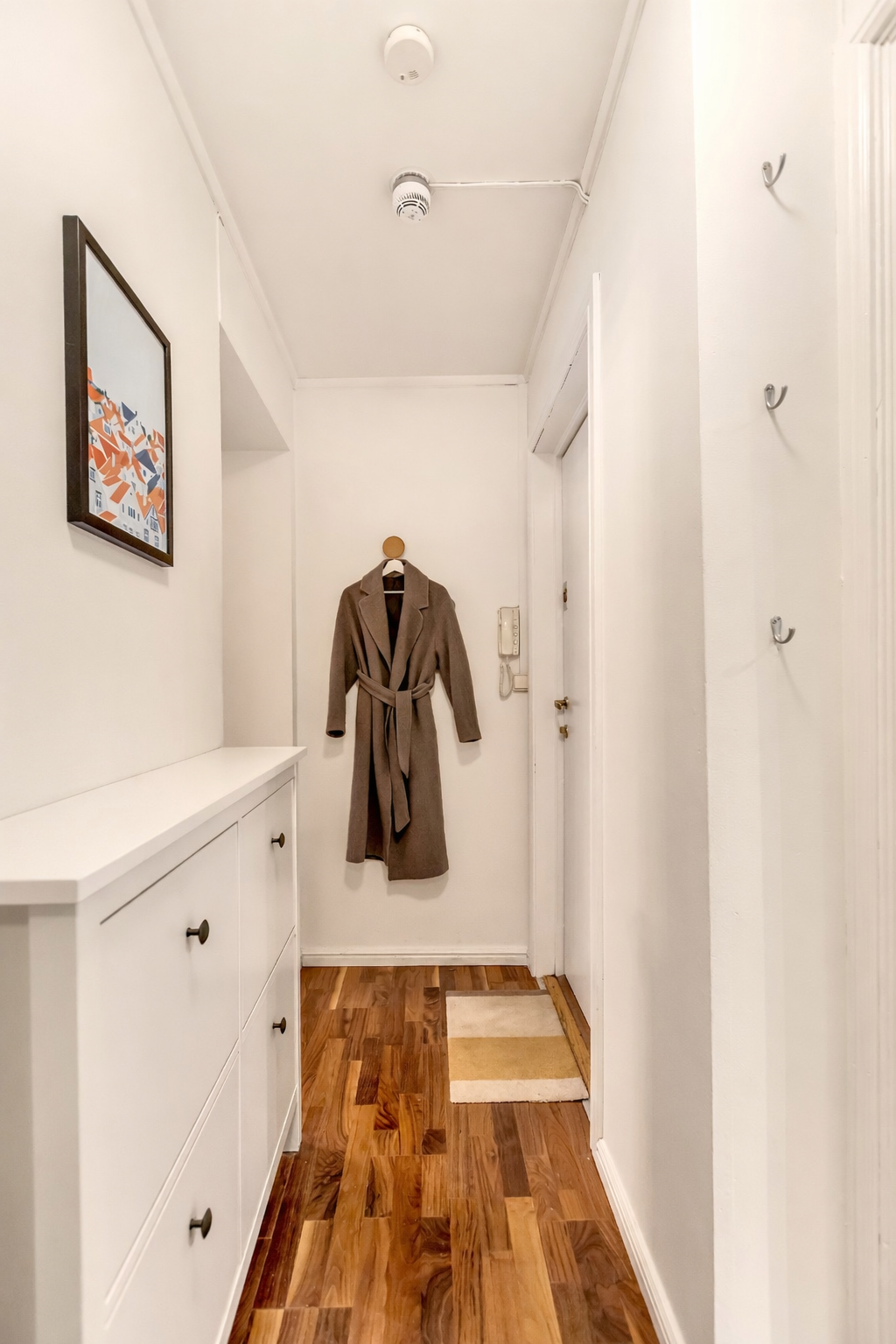 Innbydende entré/hall med plass til oppheng og avlastning. Galleribilde