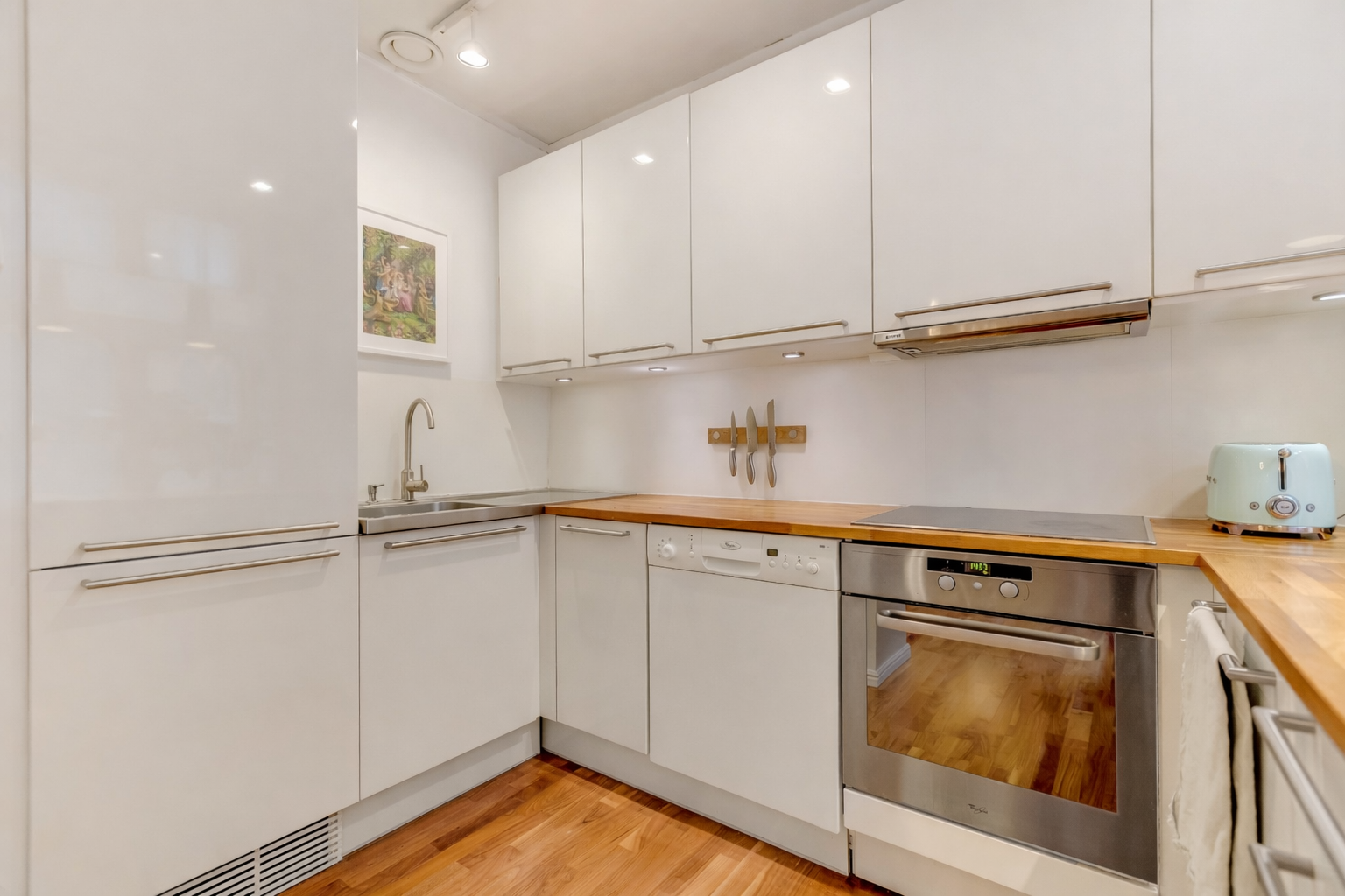 Benkeplaten er i heltre, og kjøkkenet er utstyrt med induksjonstopp. Galleribilde