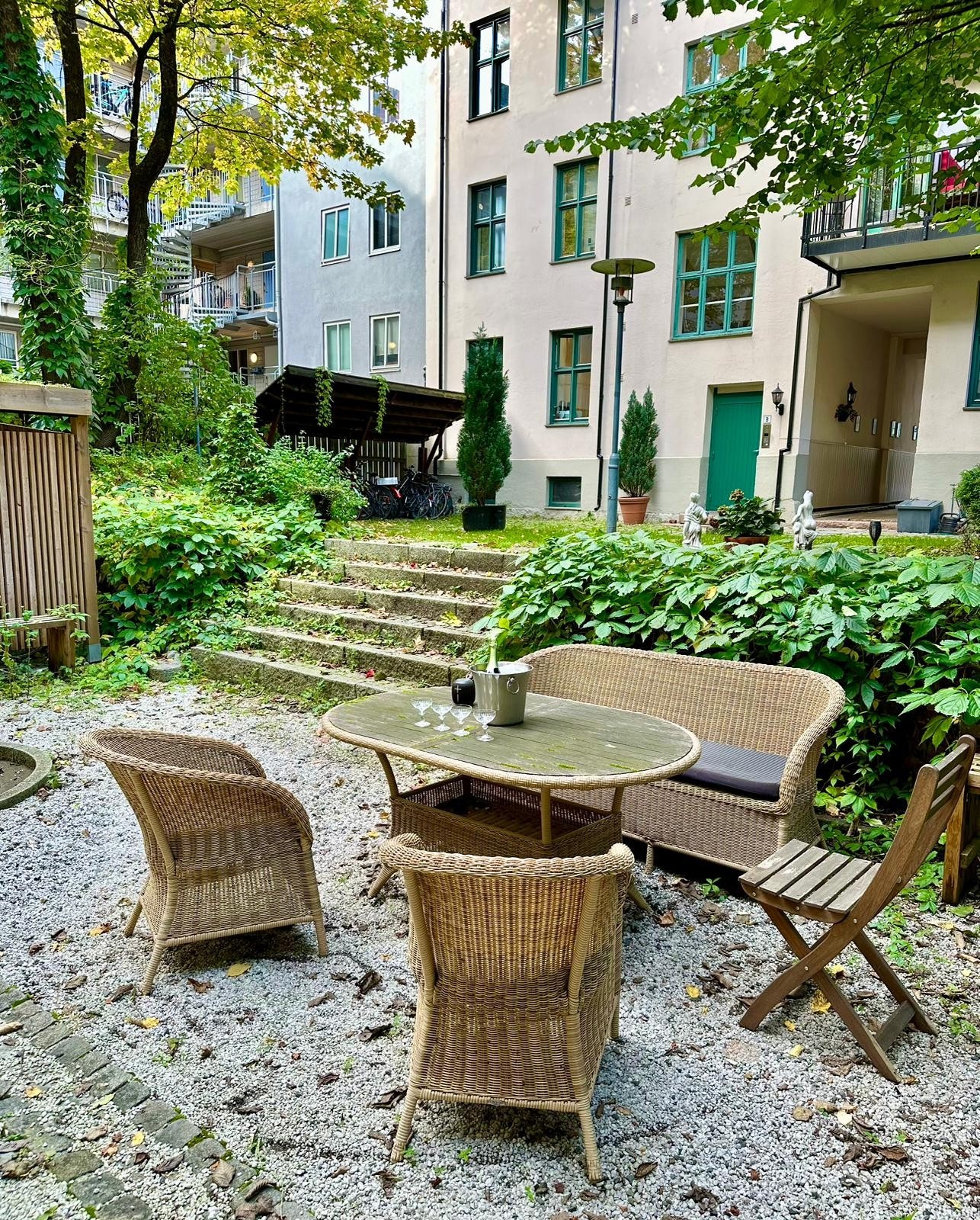 Den perfekte bakgård for varme sommerdager. Galleribilde