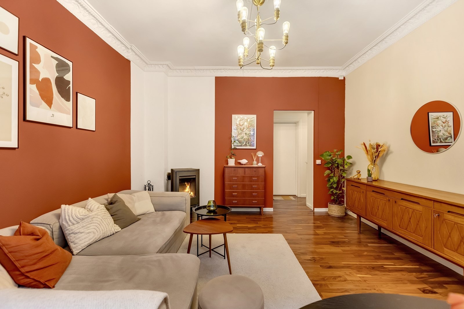 Stuen har naturlig plass til stor sofagruppe - her får du et hyggelig samlingspunkt i hverdagen. Galleribilde