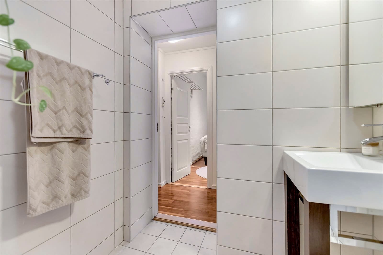 Badet har gjennomgående fliser og en funksjonell plan - god plass til daglig bruk. Galleribilde