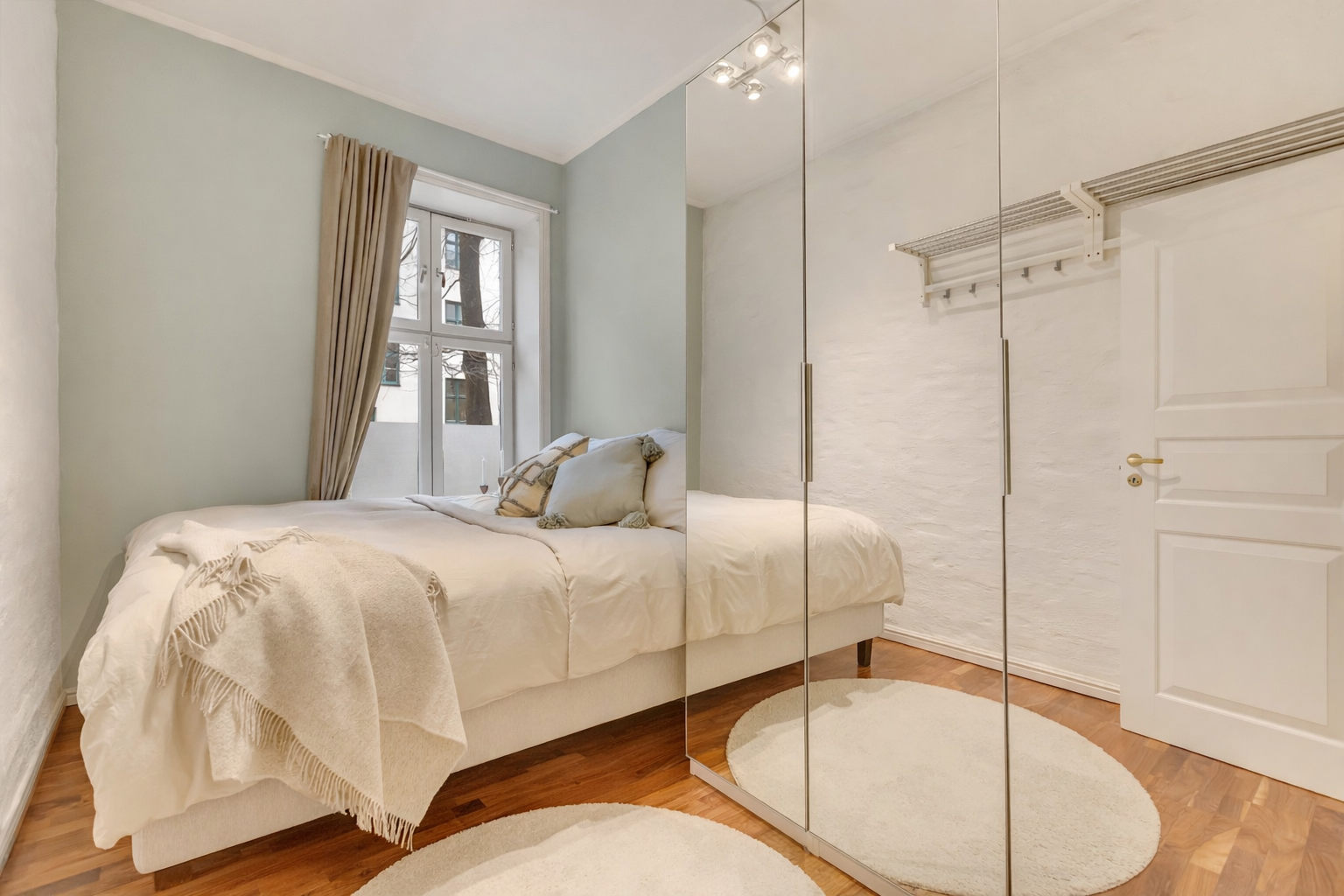 Soverom med god plass til dobbeltseng og garderobeløsninger langs vegg. Galleribilde