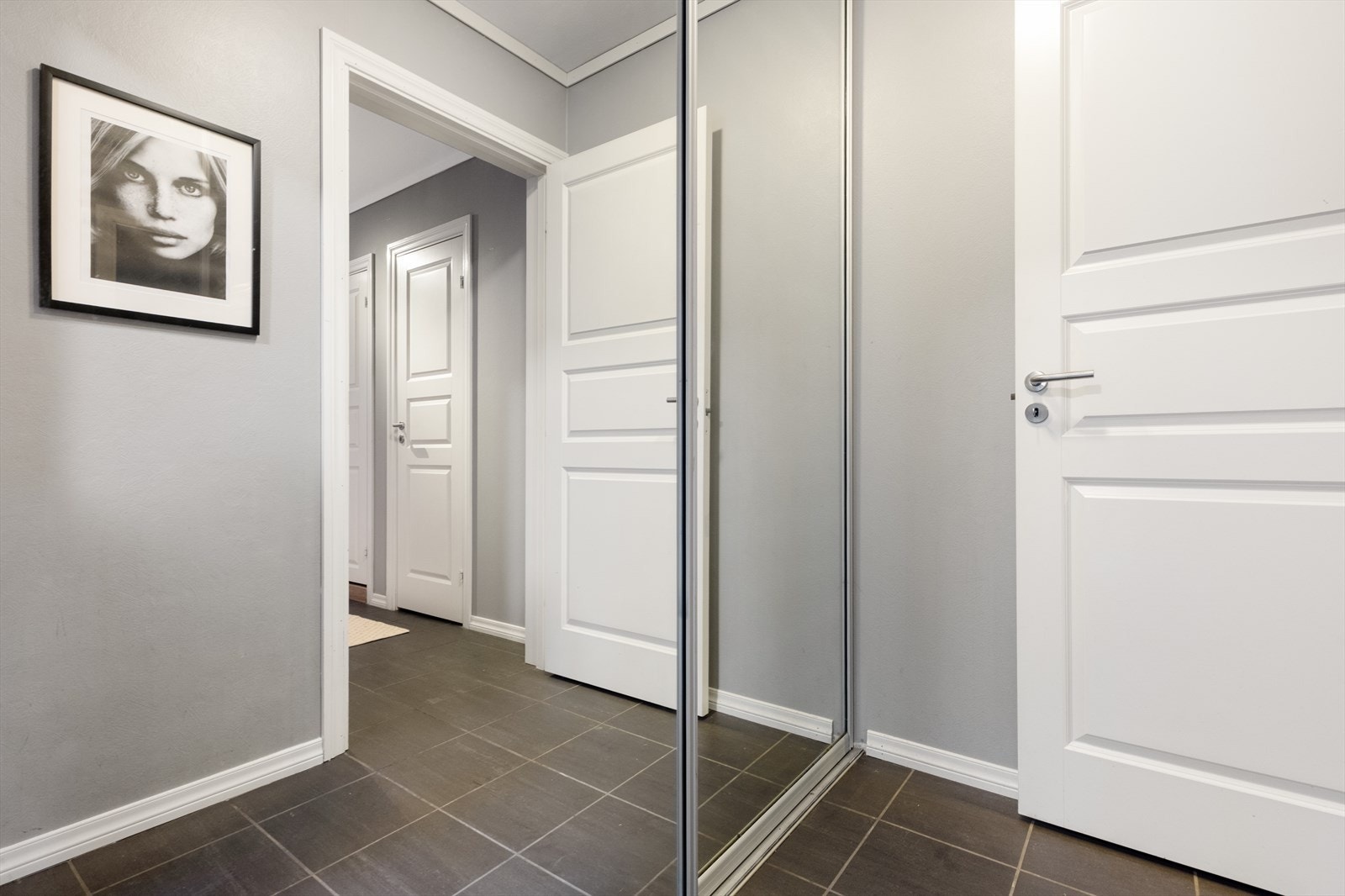 Entre med skyvedørsgarderobe Galleribilde