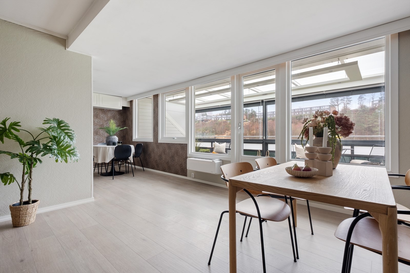 40 kvm. stue med dels åpen kjøkkenløsning og utgang til 21 kvm. innglasset balkong Galleribilde