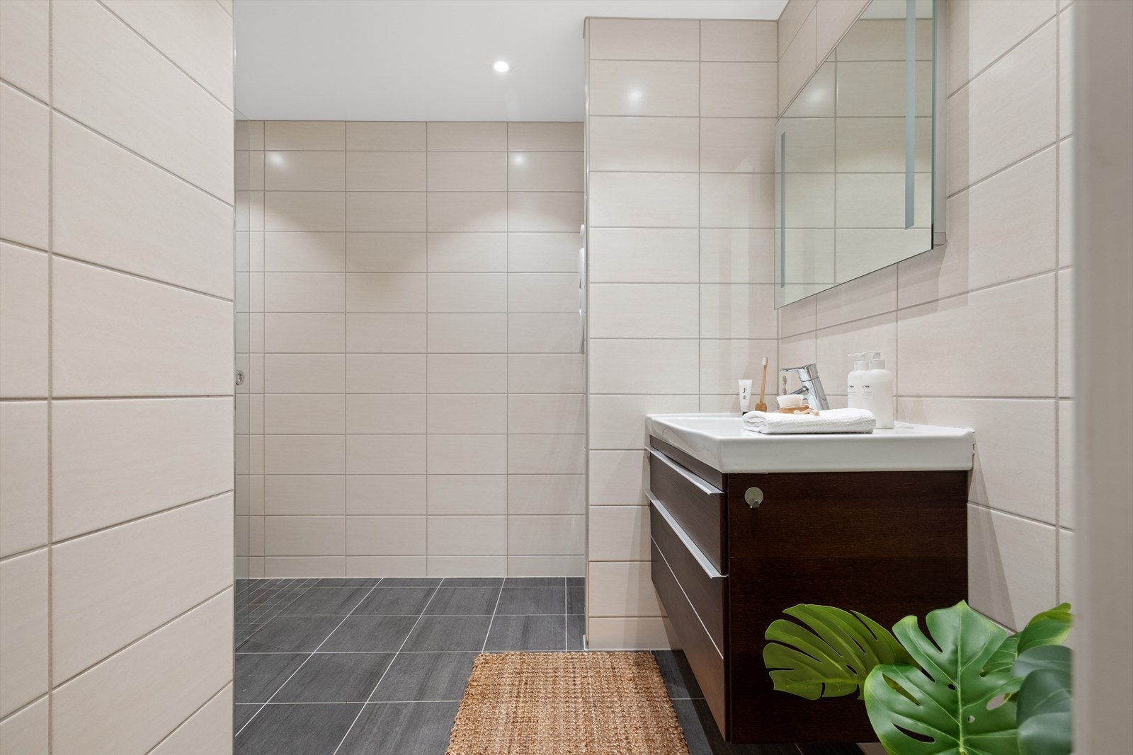 Pent flislagt bad fra 2020 som er utført i regi av borettslaget Galleribilde