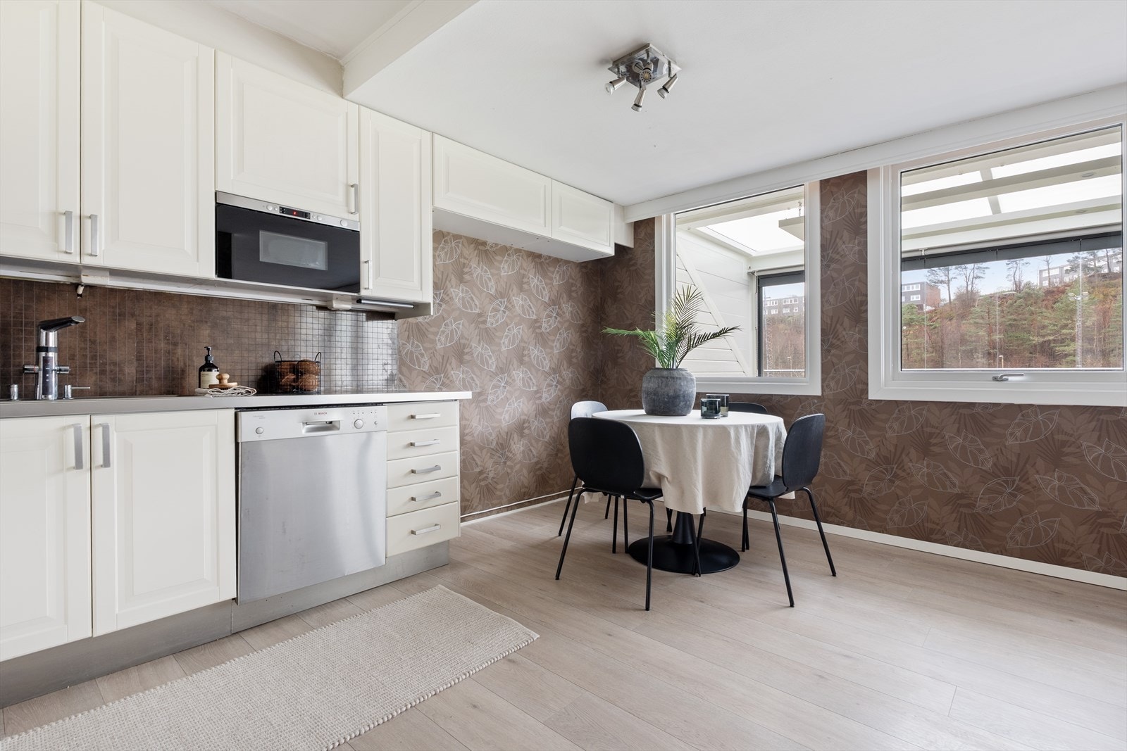 Hvit kjøkkeninnredning med glatte fronter Galleribilde