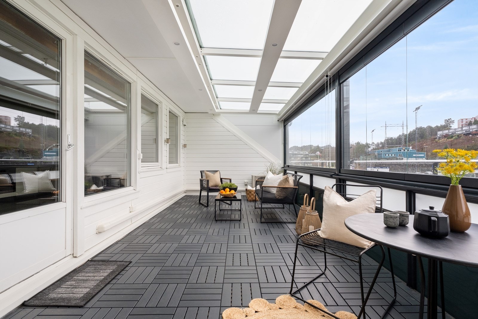 Flott 4-roms leilighet med 21 kvm. solrik balkong, nytt bad i 2020 og garasjeplass med el-bil lader Galleribilde