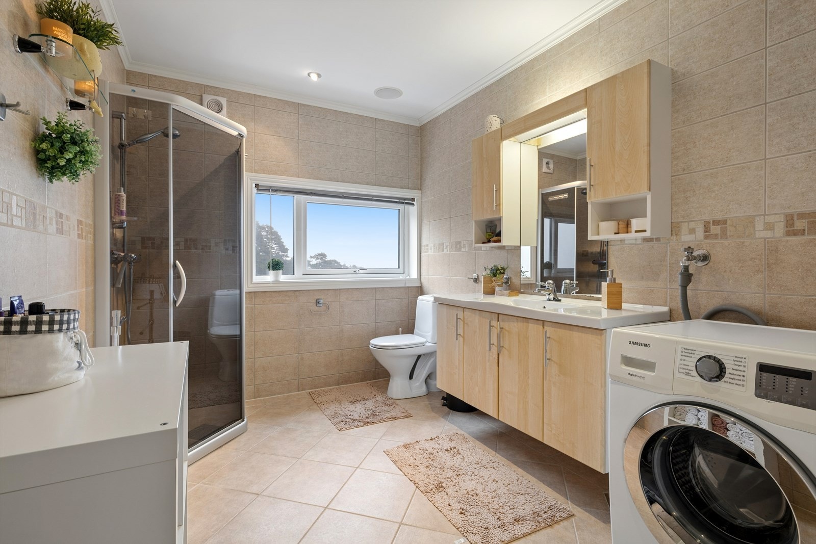 Leiligheten har 2 bad, ett på hvert plan. Galleribilde