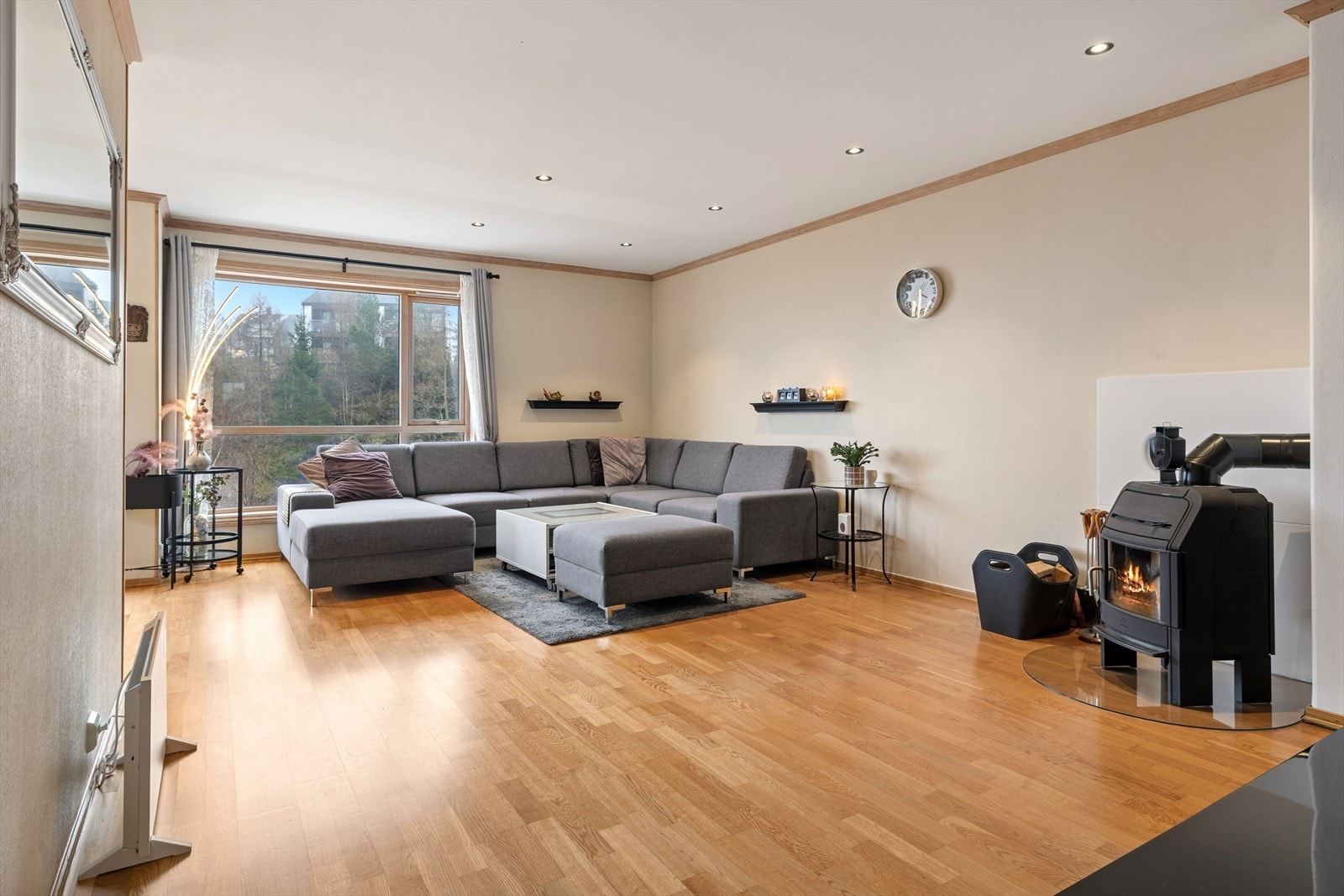 Her får du rikelig med lys gjennom gode vindusflater, og en peis som varmer godt på vinteren. Galleribilde