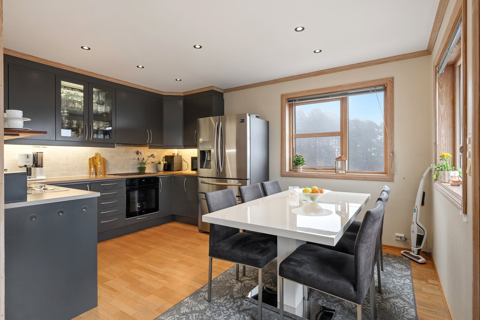 Kjøkkenet fikk ny AEG stekeovn og induksjonstopp i 2023. Galleribilde