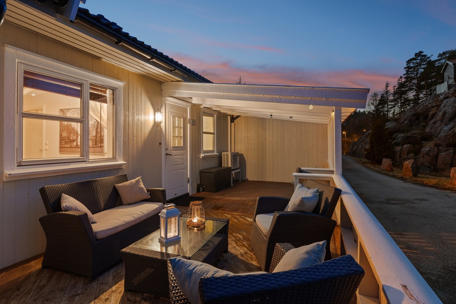 På fremsiden av boligen er det en romslig terrasse med overbygg og en bod. Galleribilde