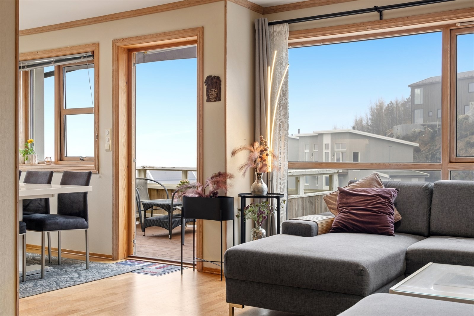 Stuen og kjøkkenet utgjør et stort, sosialt allrom på ca. 37 kvm. Galleribilde