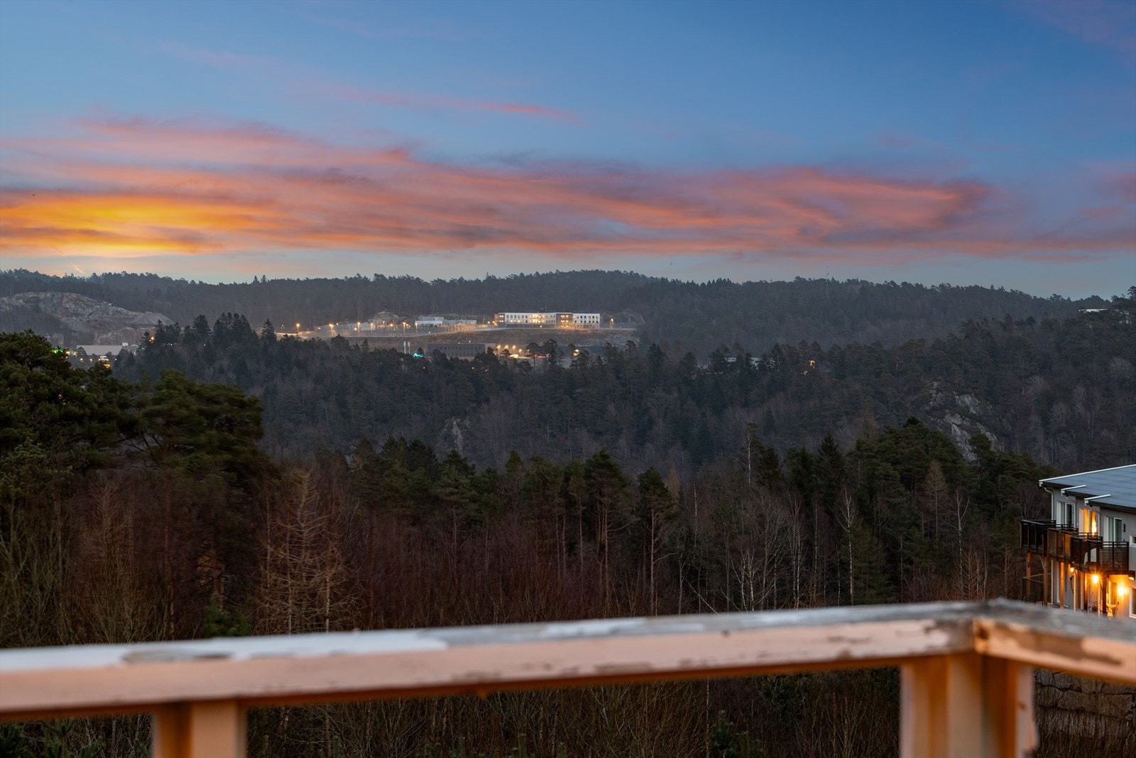 Leiligheten ligger ett steinkast unna gode tur løyper og er i et rolig område. Galleribilde
