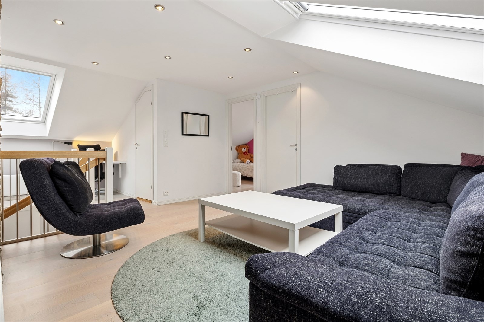 I andre etasje er det en romslig loftstue, to soverom og bad. Det er også montert varmepumpe i trappa. Galleribilde