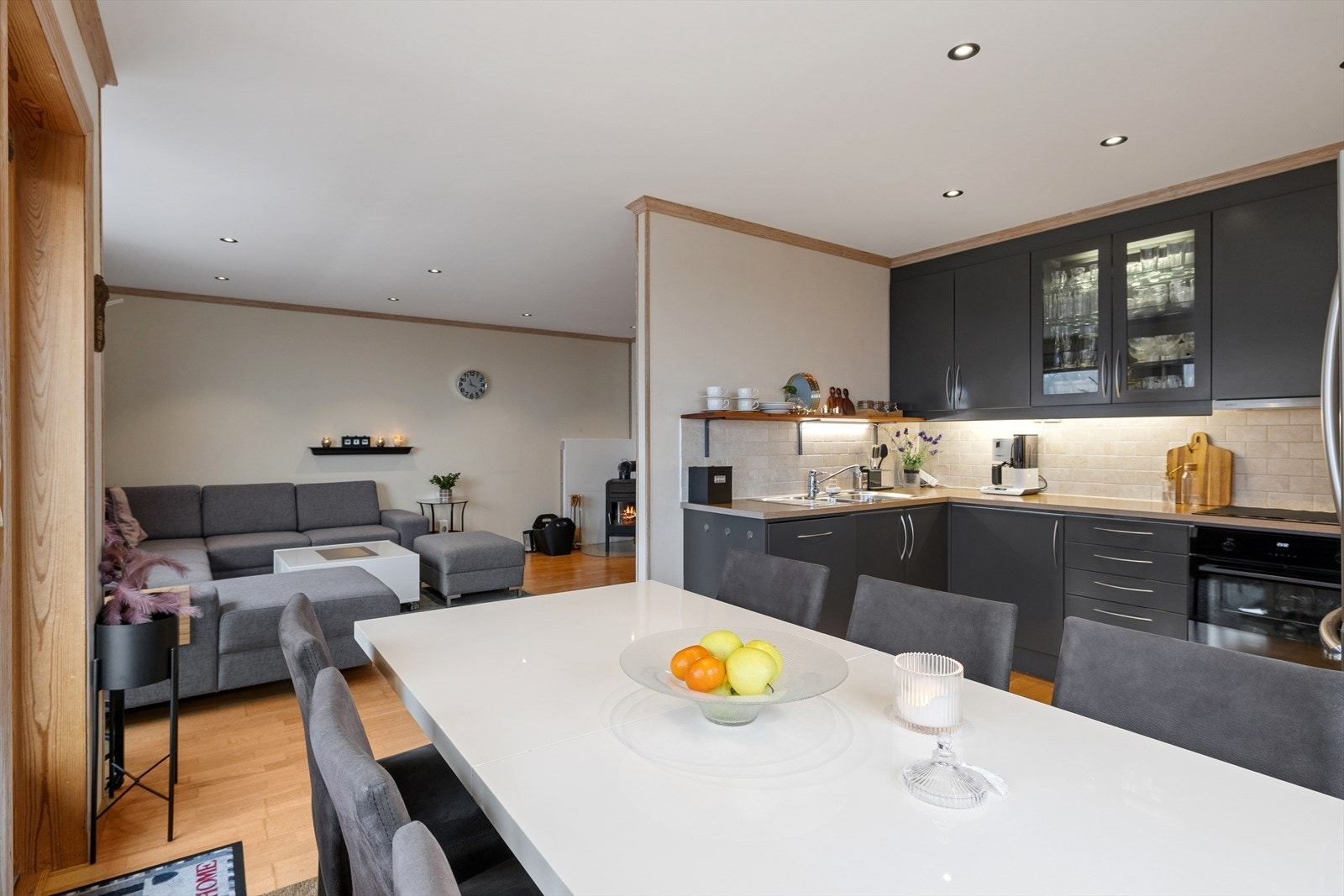 i 2023 ble spottene i stue og kjøkken byttet ut, samt dimmere. Galleribilde