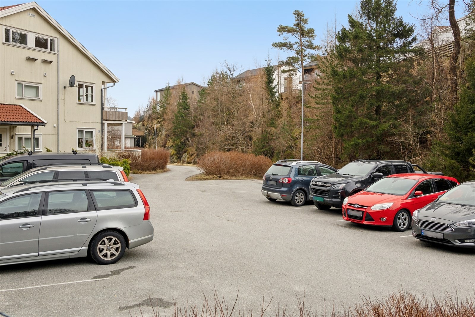 Det medfølger parkeringsplass på felles oppstillingsplass. Galleribilde