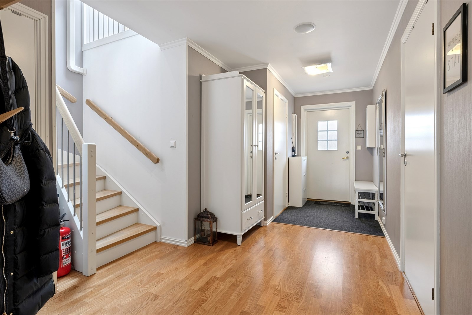 Det er god lagringsplass under trappa og i utvendig bod. Galleribilde