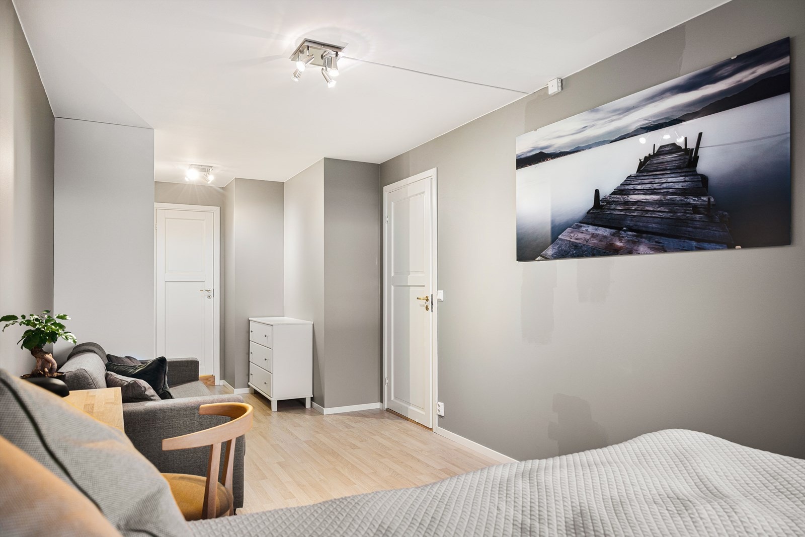 Soverommet har direkte adkomst til badet. Galleribilde