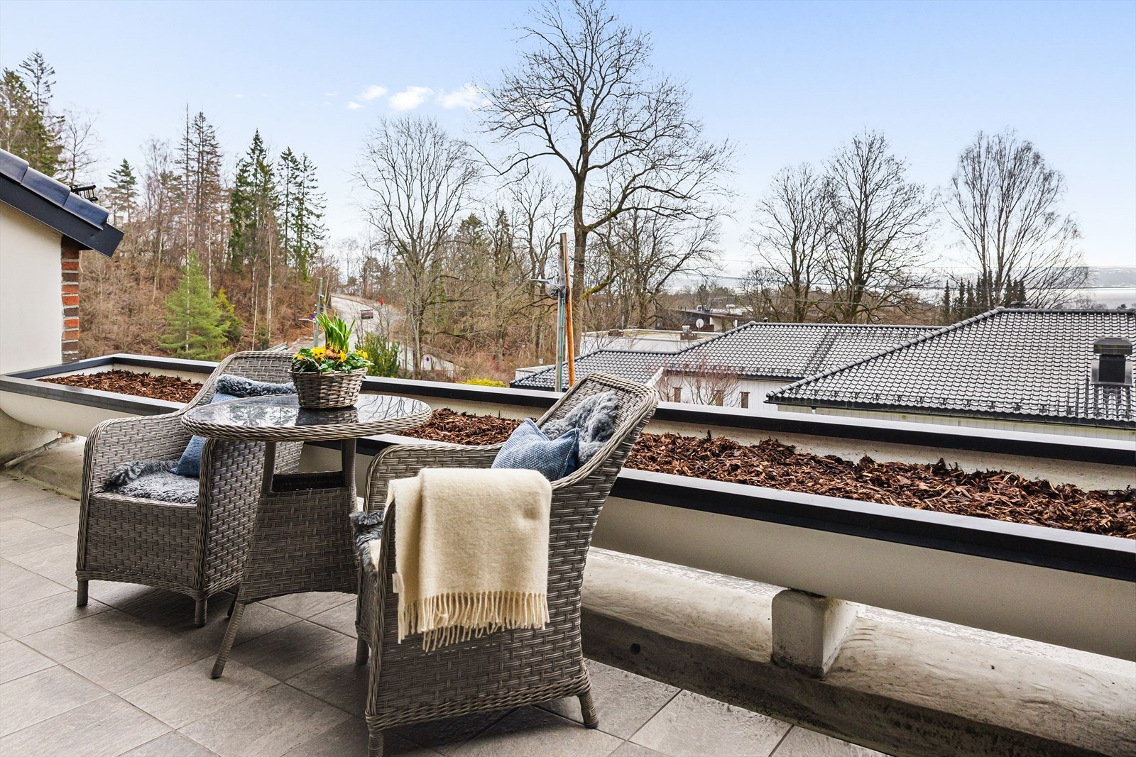 Fra stuen er det utgang til en sørvendt, solrik terrasse på 14 kvm. Det er god plass til utemøbler, grill og beplantning. Galleribilde