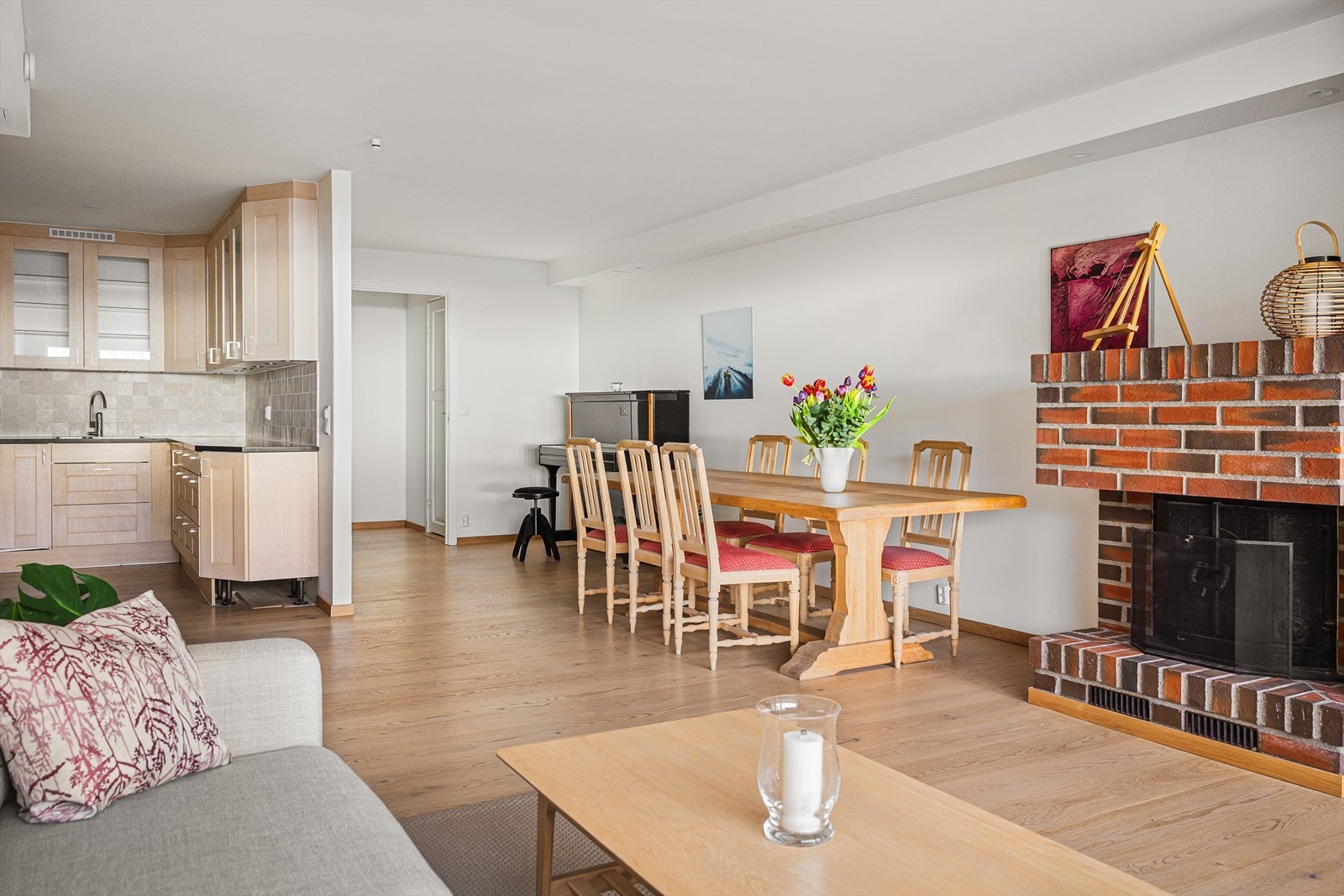 Leiligheten har en lys, romslig og innbydende stue. I stuen er det god plass til sofagruppe med tilhørende sofabord og tv-benk samt stort spisebord i tilknytning til kjøkkenet. Galleribilde