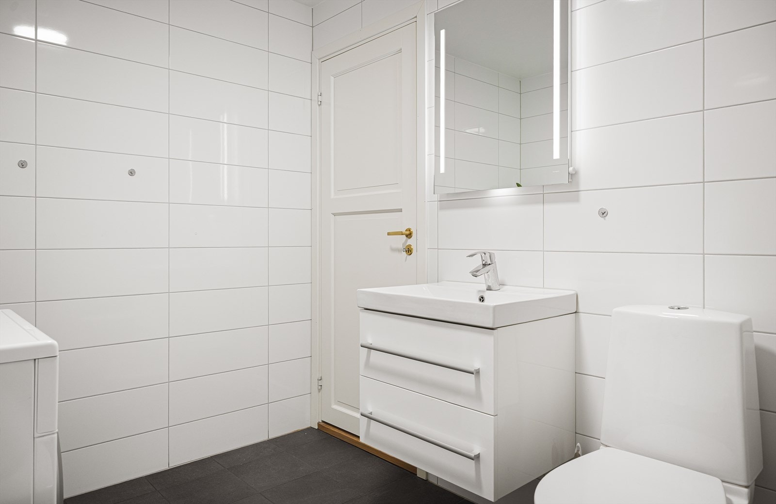 Flott, tidløst bad pusset opp i 2017. Badet har flislagte overflater og behagelig gulvvarme. Det er opplegg for vaskemaskin. Galleribilde