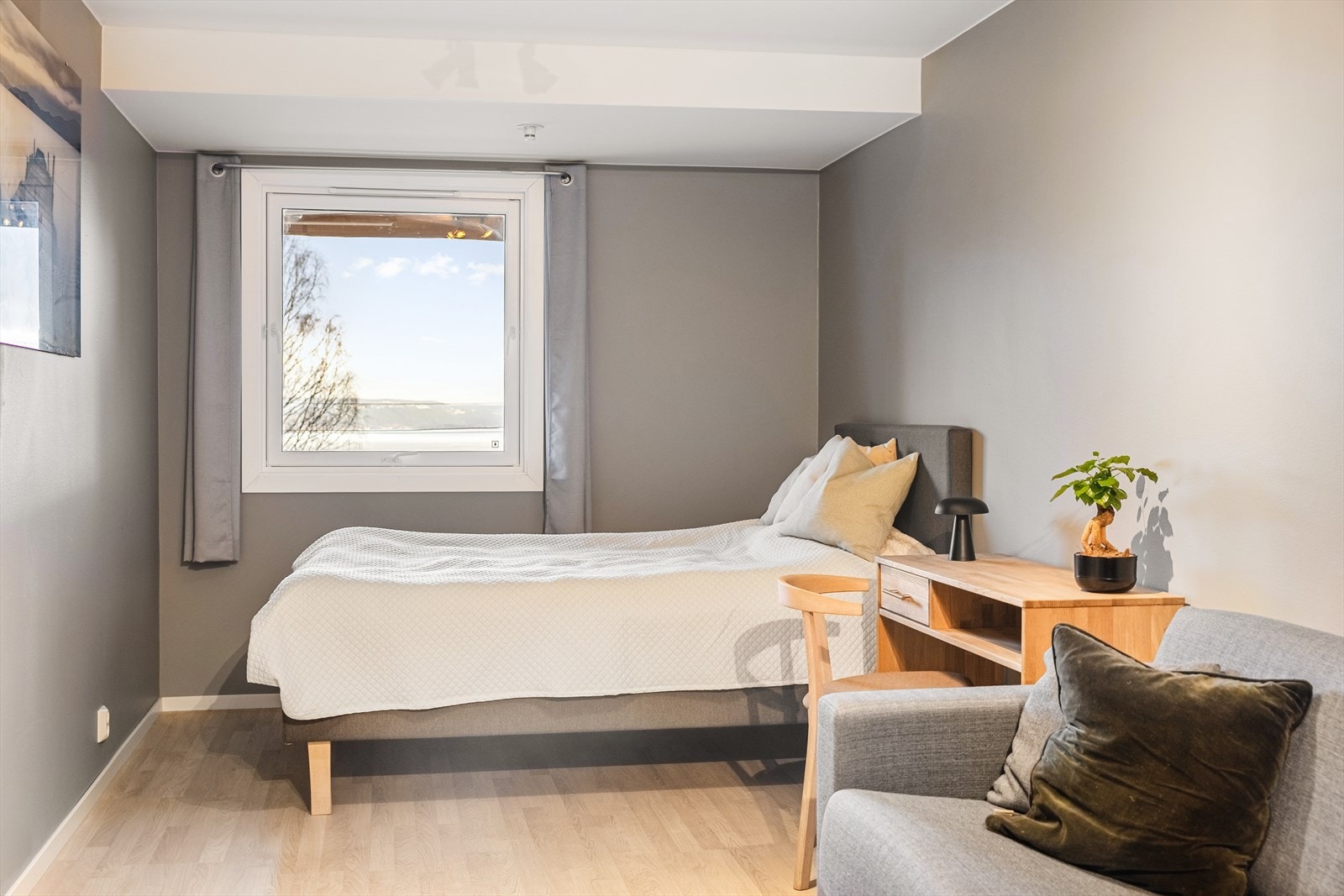 Leiligheten har et stort, innbydende soverom med adkomst fra stuen. Galleribilde