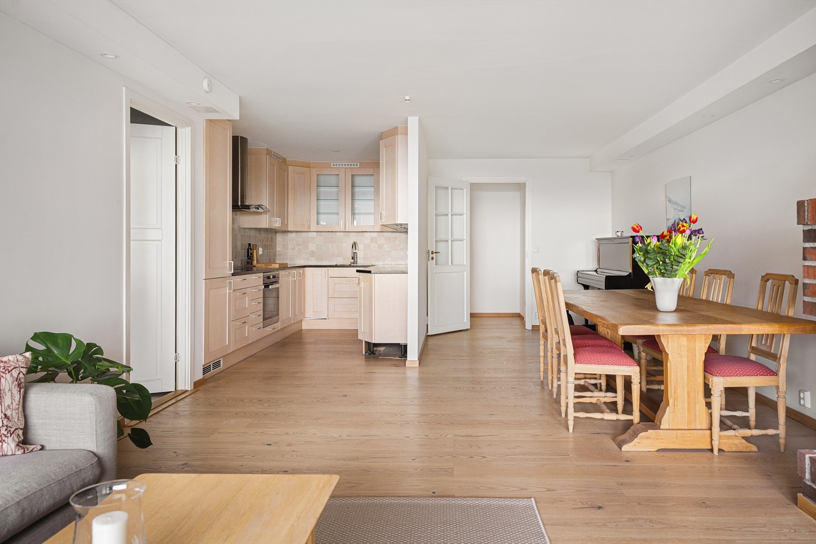 Leiligheten oppleves gjennomført og velholdt med stilrene overflater fra 2017 som består av enstavs parkett, lune fargevalg og downlights i himling. Galleribilde