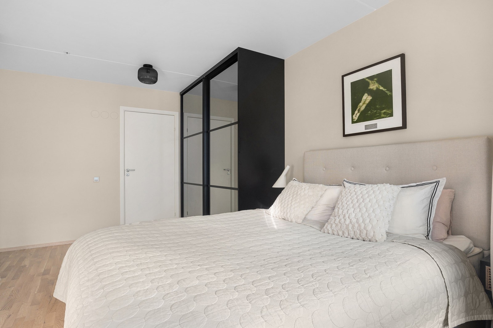 Soverommet oppleves lyst og luftig med en god romfølelse. Galleribilde