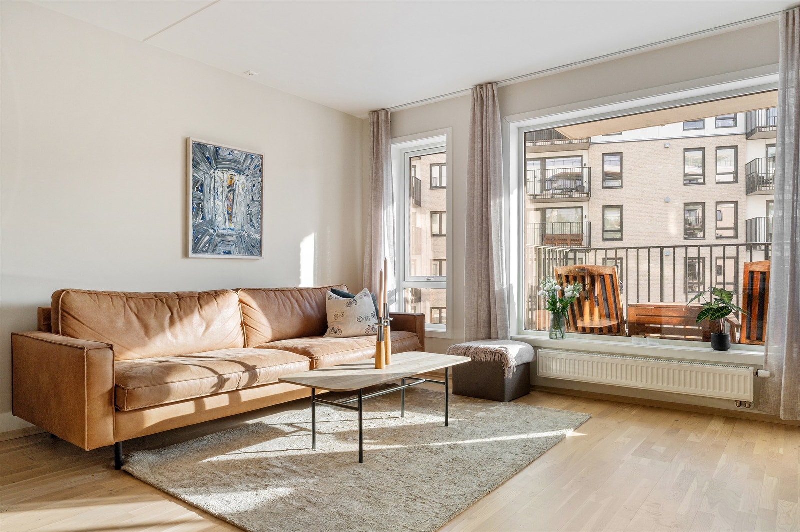 De store vindusflatene slipper inn rikelig med lys og skaper en lys og luftig atmosfære i boligen. Galleribilde