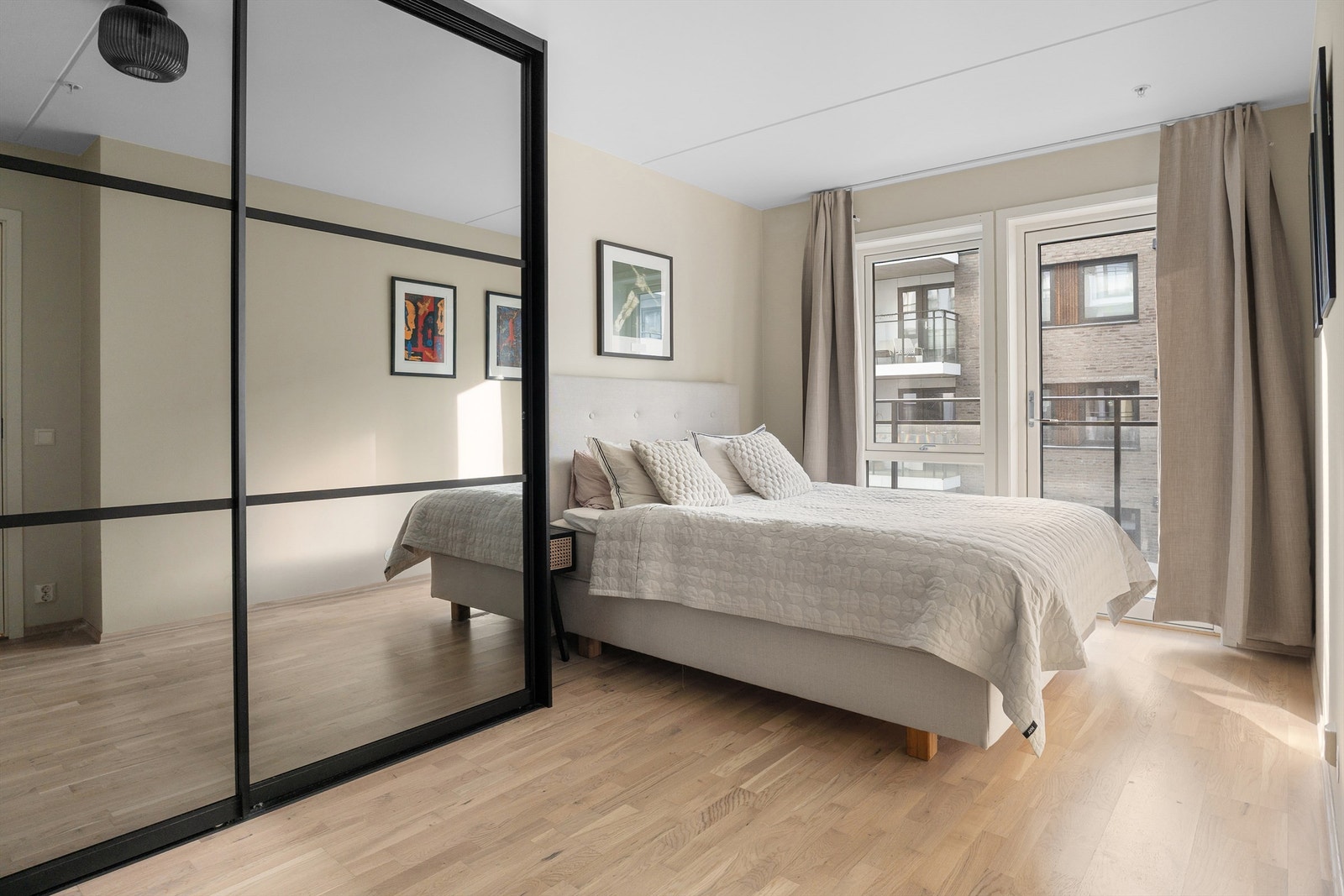 Hovedsoverommet er av god størrelse og kan enkelt innredes med både dobbeltseng og tilhørende nattbord. Galleribilde