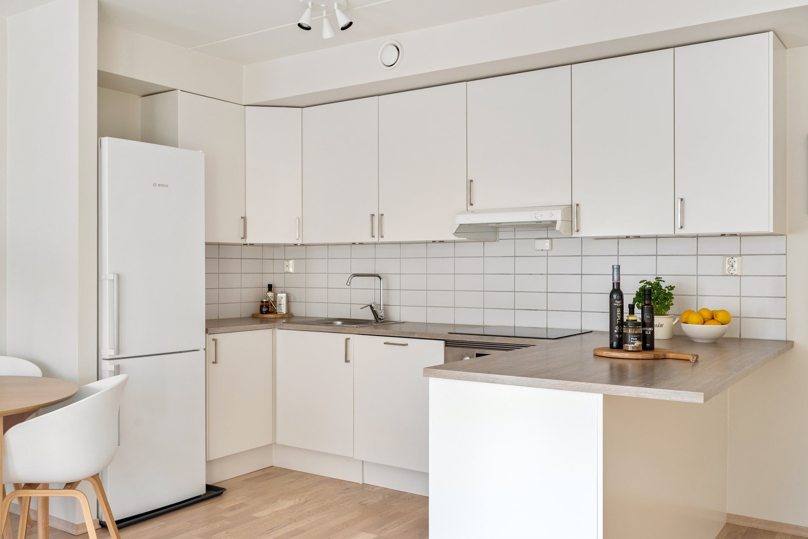 Videre har kjøkkenet integrerte hvitevarer bestående av stekeovn, induksjonstopp og oppvaskmaskin. Takhøye overskap. Ventilator over kokeplass. Komfyrvakt og waterguard er montert. Galleribilde