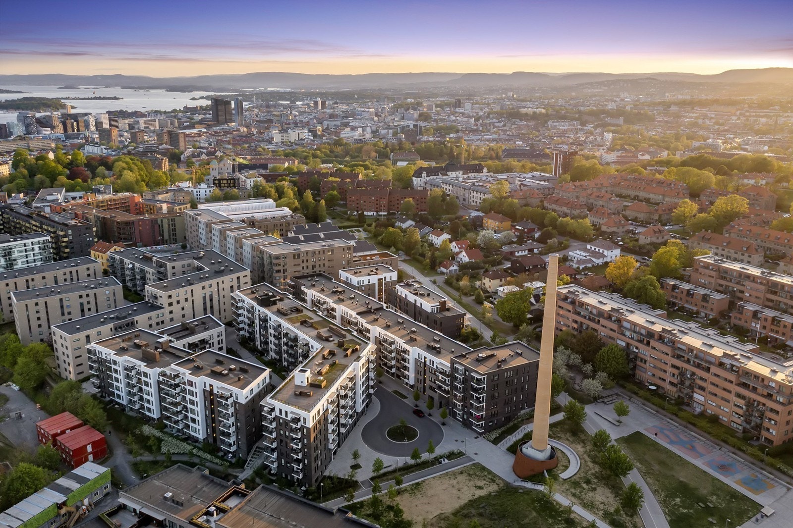 Nærområdet er betydelig oppgradert de senere år, både med hensyn til uterom og moderne bebyggelse. Galleribilde