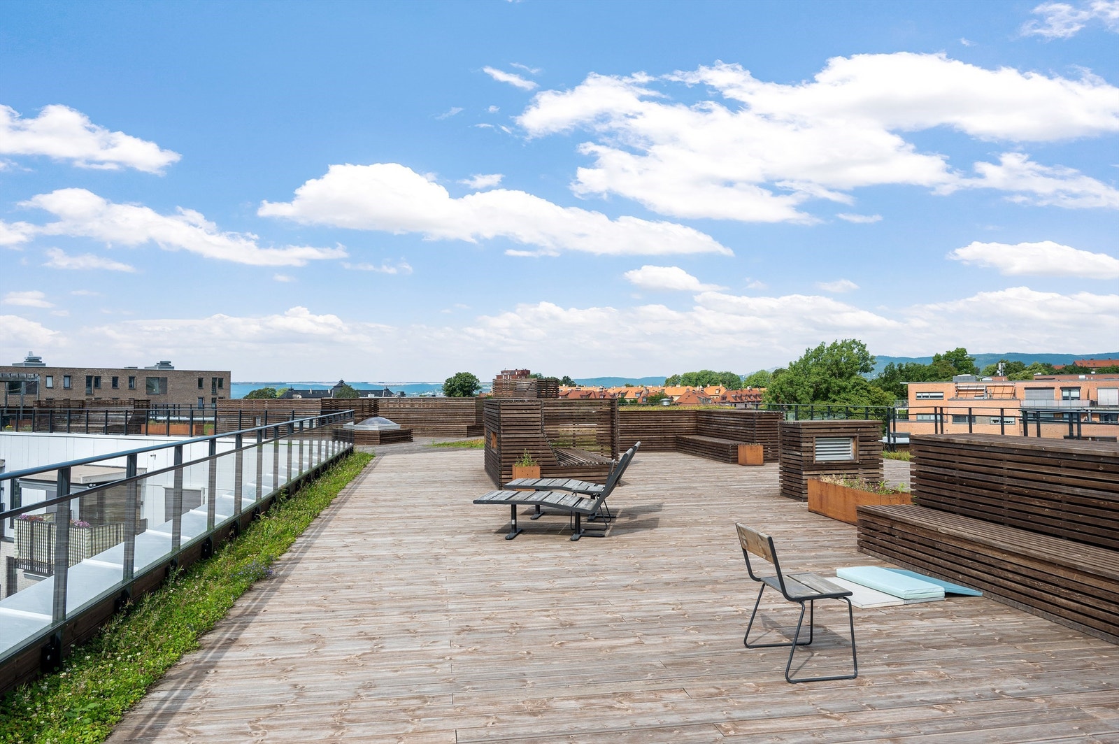 Vidstrakt ut sikt over "hele Oslo" og ned mot fjorden Galleribilde