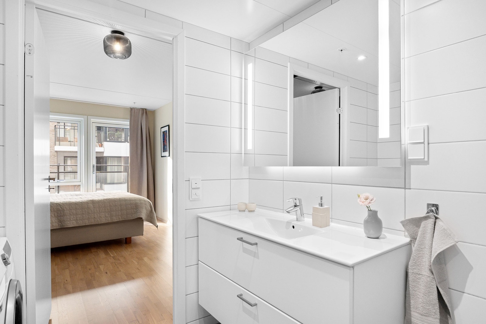 Badet er videre utstyrt med servant med skuffeinnredning og speil med belysning. Varmekabler i gulv. Galleribilde