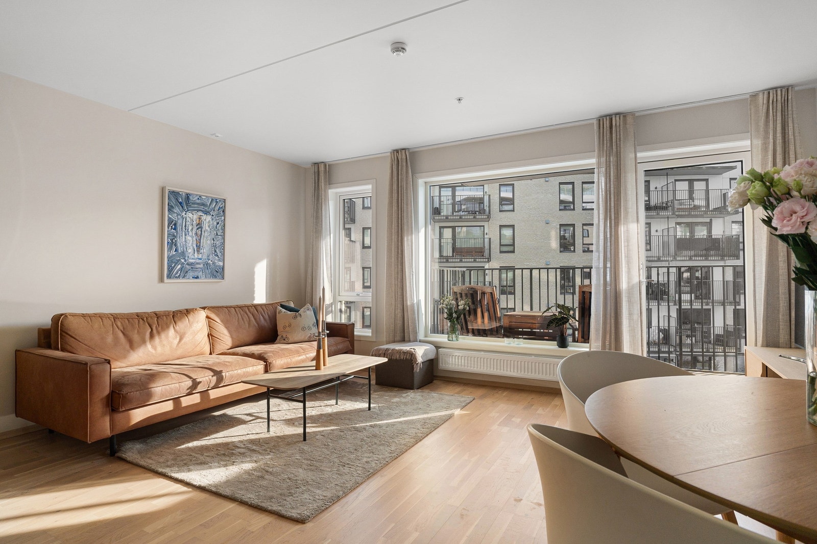 Overflatene er holdt i behagelige og tidsriktige nyanser. Galleribilde