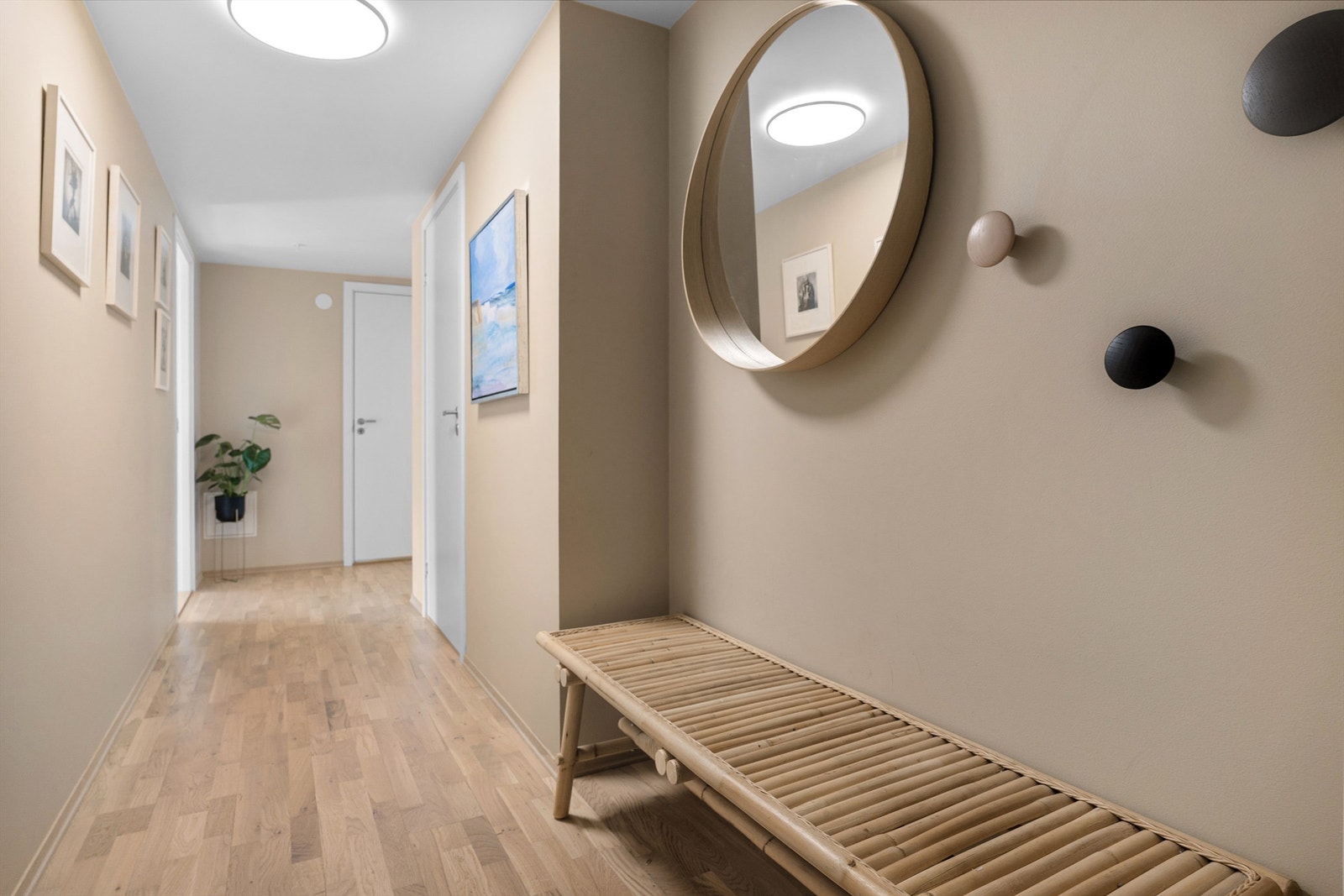 Det første som møter deg er en lun og innbydende entré, som gir et godt førsteinntrykk av leiligheten. Galleribilde