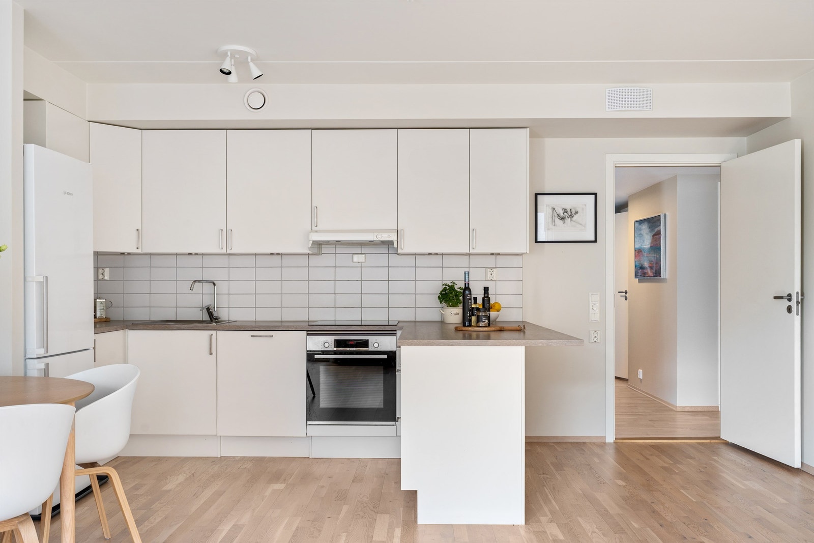 For mange er kjøkkenet det viktigste rommet i boligen. Kjøkkeninnredning med glatte fronter og laminat benkeplate med nedfelt vask. Galleribilde