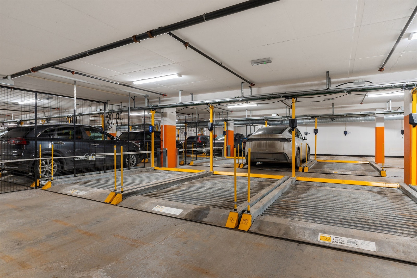 Det medfølger en parkeringsplass med elbillader i lukket og oppvarmet garasjeanlegg - garasjeplassen er i flåtesystem med maks vekt på 2000 KG. Galleribilde