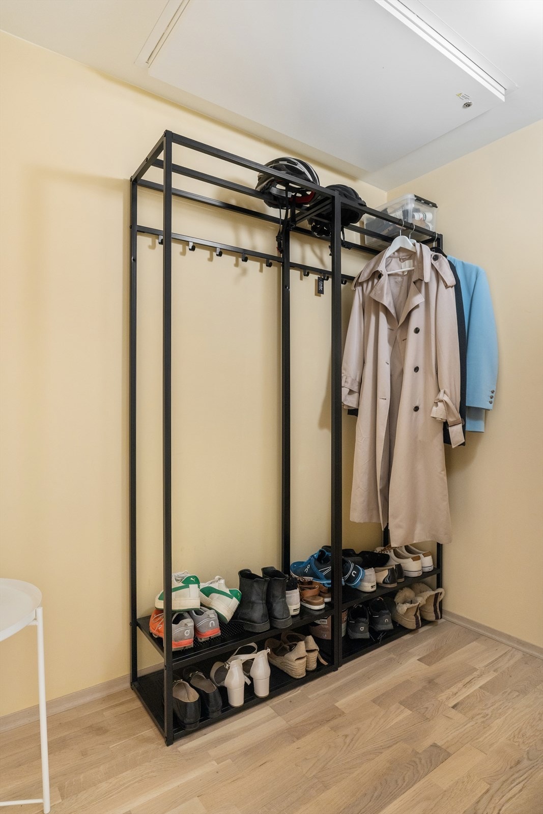 God plass til oppbevaringsmøbel etter eget ønske og behov i boden. Galleribilde