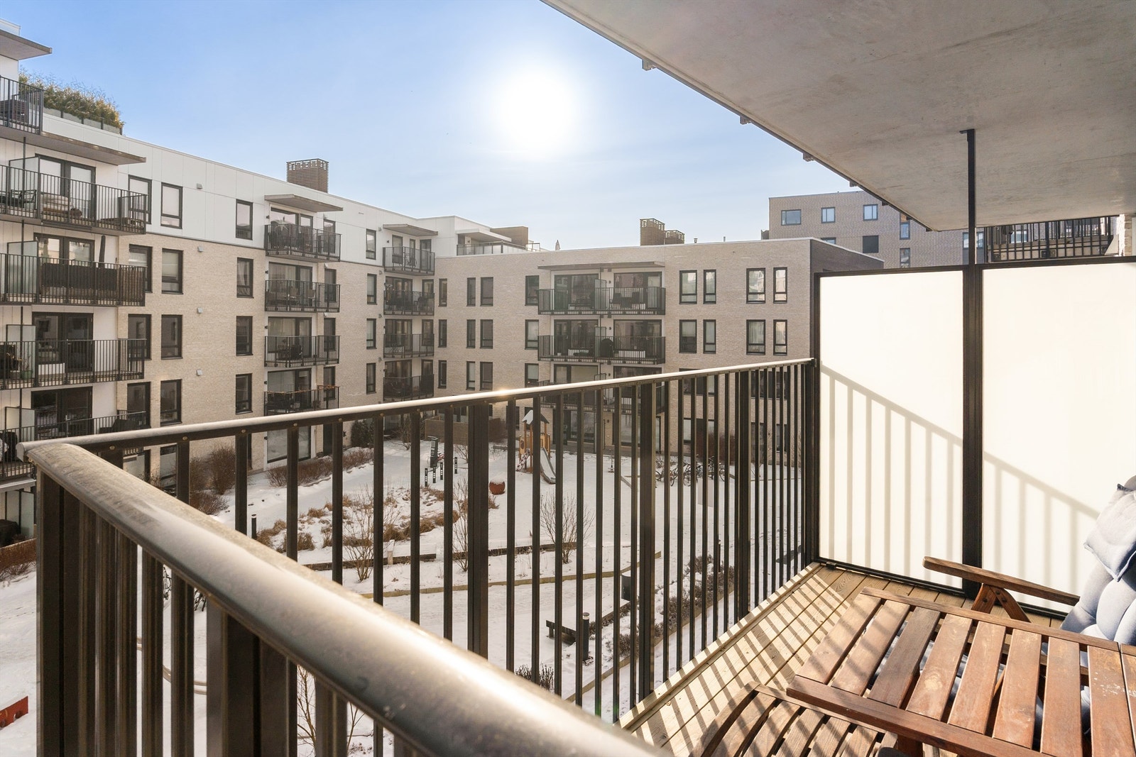 Velkommen ut i solen! Fra stuen kommer man ut til boligens sørøstvendt balkong på ca. 6 kvm. Om sommeren brukes balkongen som en del av stuen. Galleribilde